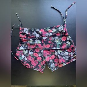 Shakti side string skull & rose shorts.